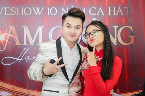 Phương Mỹ Chi ra dáng thiếu nữ, diện áo dài tới show diễn của Nam Cường ảnh 2