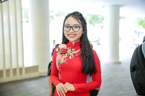 Phương Mỹ Chi ra dáng thiếu nữ, diện áo dài tới show diễn của Nam Cường ảnh 3