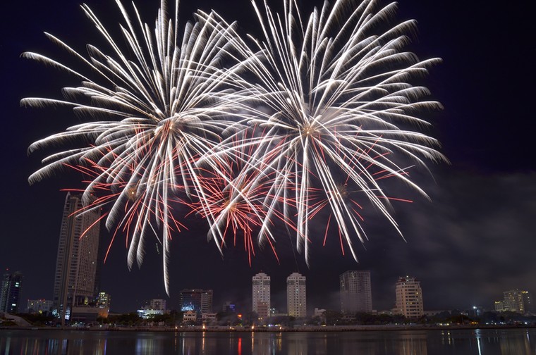 Cận cảnh màn trình diễn "bản giao hưởng" pháo hoa đẹp xuất sắc ảnh 1