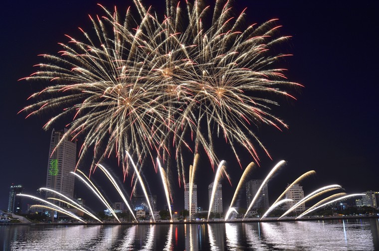 Cận cảnh màn trình diễn "bản giao hưởng" pháo hoa đẹp xuất sắc ảnh 2