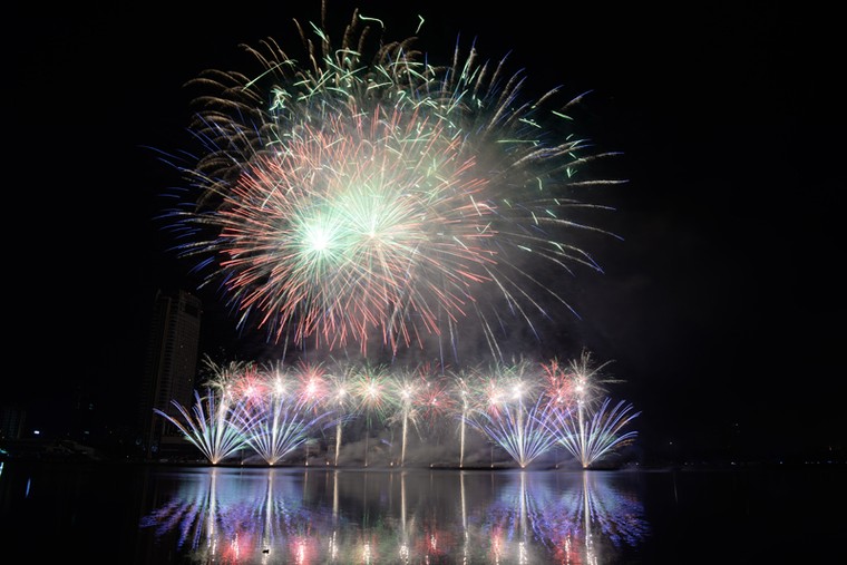 Cận cảnh màn trình diễn "bản giao hưởng" pháo hoa đẹp xuất sắc ảnh 3