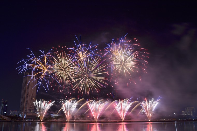 Cận cảnh màn trình diễn "bản giao hưởng" pháo hoa đẹp xuất sắc ảnh 4