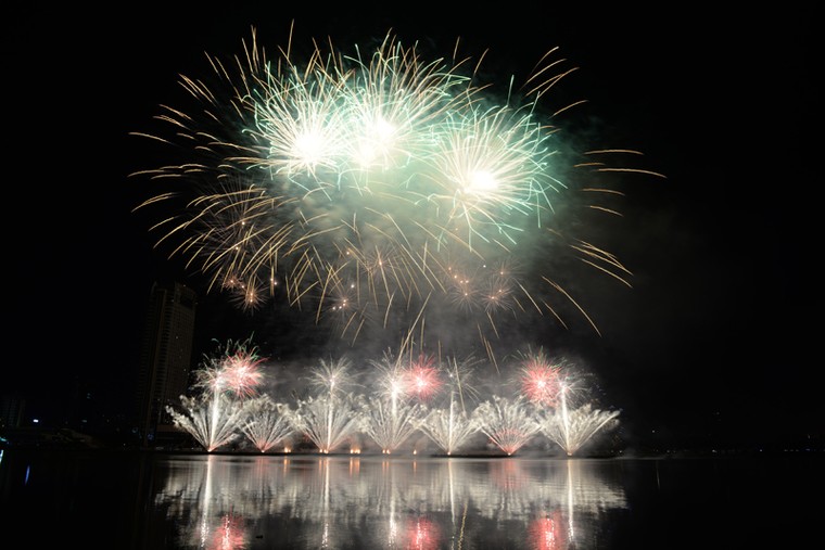 Cận cảnh màn trình diễn "bản giao hưởng" pháo hoa đẹp xuất sắc ảnh 6