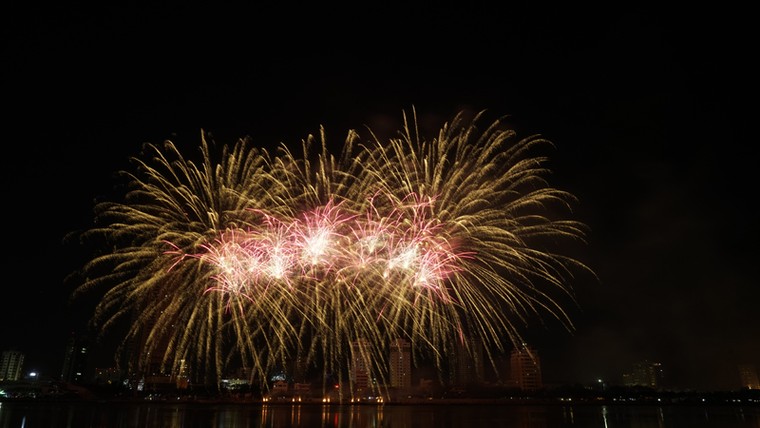 Cận cảnh màn trình diễn "bản giao hưởng" pháo hoa đẹp xuất sắc ảnh 14