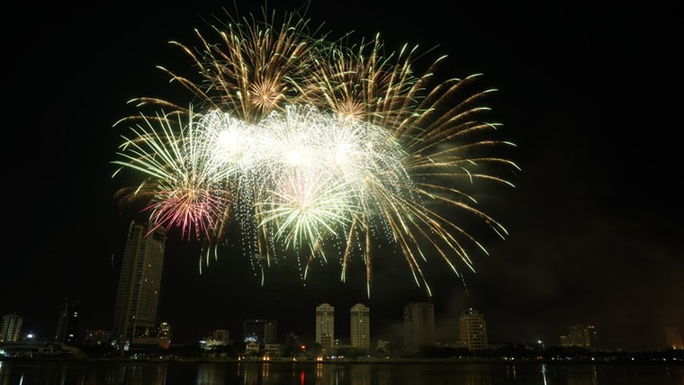 Cận cảnh màn trình diễn "bản giao hưởng" pháo hoa đẹp xuất sắc ảnh 11
