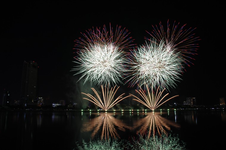 Cận cảnh màn trình diễn "bản giao hưởng" pháo hoa đẹp xuất sắc ảnh 8