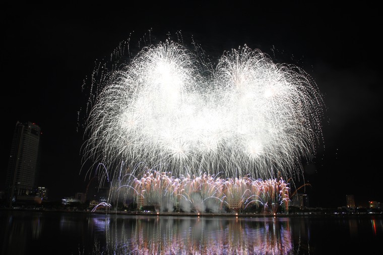 Cận cảnh màn trình diễn "bản giao hưởng" pháo hoa đẹp xuất sắc ảnh 10