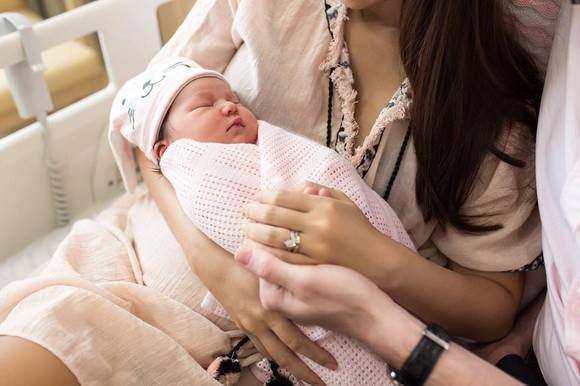 Vợ chồng siêu mẫu Hà Anh tình cảm bên con gái một tuần tuổi ảnh 3