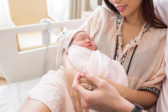 Vợ chồng siêu mẫu Hà Anh tình cảm bên con gái một tuần tuổi ảnh 4