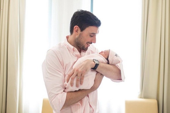 Vợ chồng siêu mẫu Hà Anh tình cảm bên con gái một tuần tuổi ảnh 8