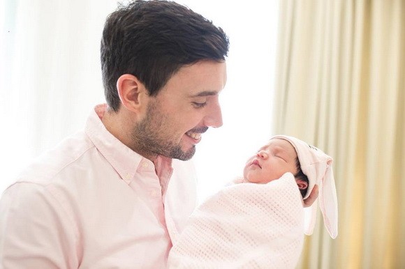 Vợ chồng siêu mẫu Hà Anh tình cảm bên con gái một tuần tuổi ảnh 9