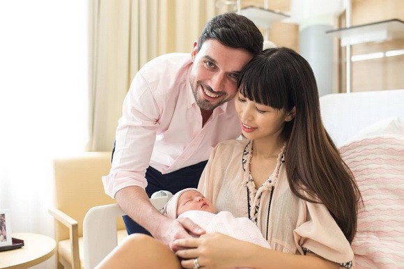 Vợ chồng siêu mẫu Hà Anh tình cảm bên con gái một tuần tuổi ảnh 2