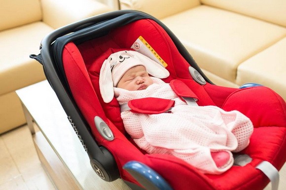 Vợ chồng siêu mẫu Hà Anh tình cảm bên con gái một tuần tuổi ảnh 7