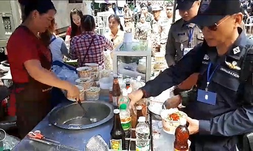 Người Thái Lan lập điểm nấu ăn miễn phí cho đoàn cứu hộ đội bóng nhí ảnh 2