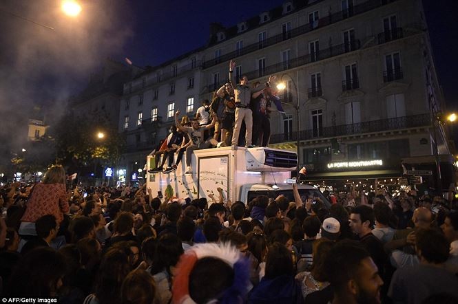 Khải Hoàn Môn rực sáng, CĐV Pháp không ngủ, xuống đường mừng chiến thắng ảnh 6