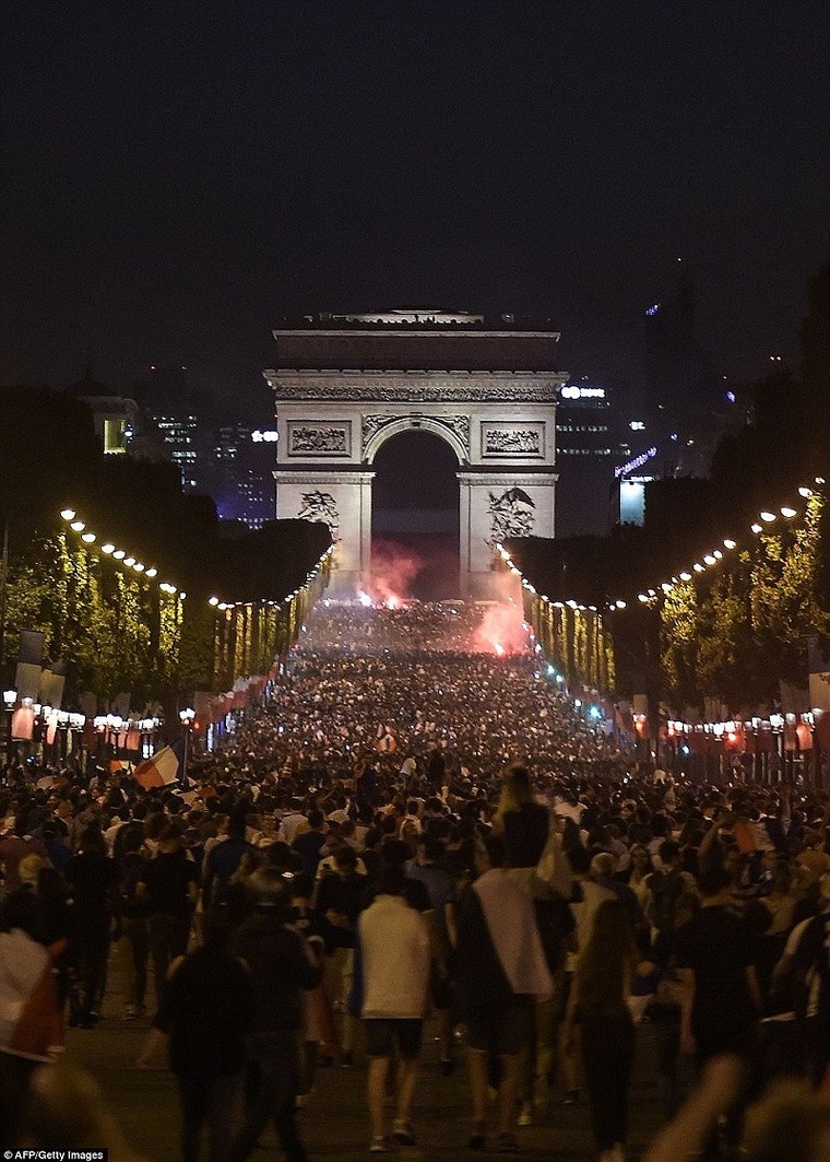 Khải Hoàn Môn rực sáng, CĐV Pháp không ngủ, xuống đường mừng chiến thắng ảnh 5
