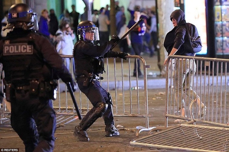 Khải Hoàn Môn rực sáng, CĐV Pháp không ngủ, xuống đường mừng chiến thắng ảnh 9