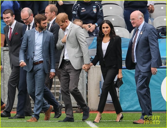 Công nương Maghan Markle diện trang phục thanh lịch, tối màu tới Ireland ảnh 4