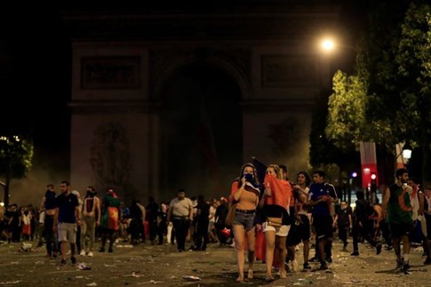 Ăn mừng World Cup, nhiều CĐV Pháp thương vong ảnh 3