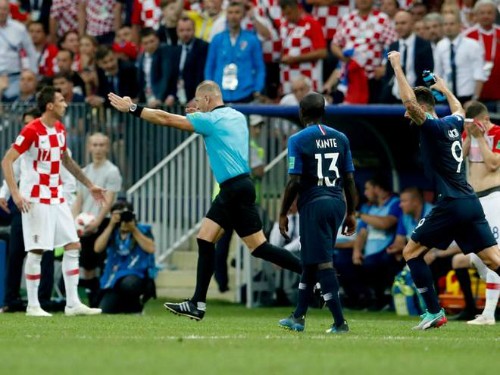 Quả phạt đền cho Pháp bị gọi là 'đáng hổ thẹn' ảnh 2