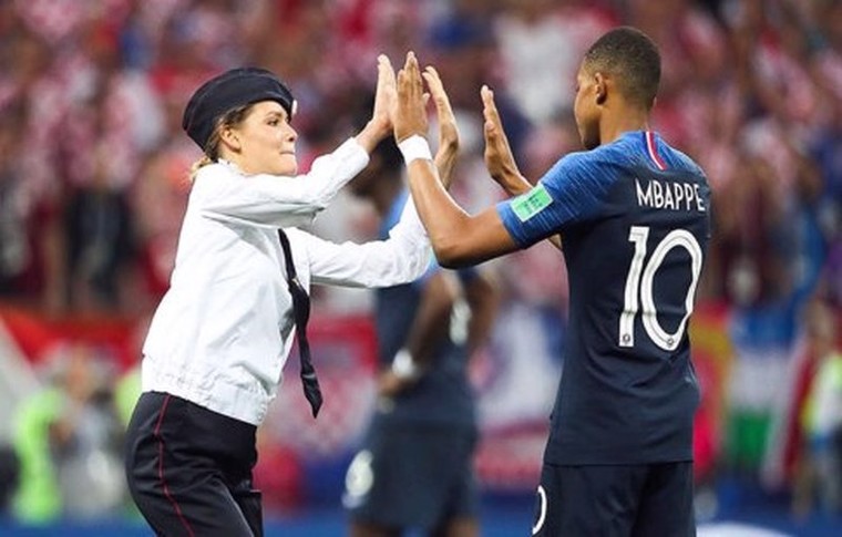 Nhóm nhạc Nga xông vào sân phá chung kết World Cup sẽ bị phạt tù ảnh 3