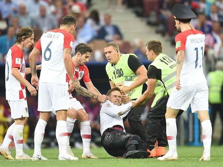 Nhóm nhạc Nga xông vào sân phá chung kết World Cup sẽ bị phạt tù ảnh 2