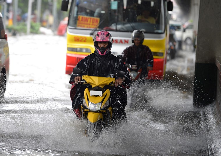Người Philipppines vật lộn trong bão Sơn Tinh ảnh 3