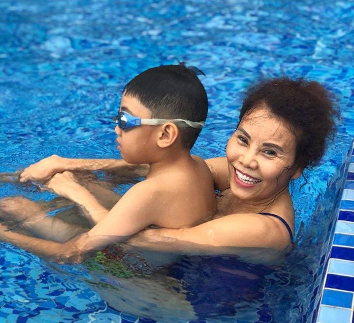 Mẹ Hồ Ngọc Hà tự tin thả dáng với bikini dù đã 61 tuổi ảnh 1