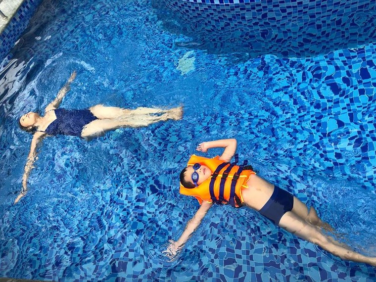 Mẹ Hồ Ngọc Hà tự tin thả dáng với bikini dù đã 61 tuổi ảnh 2