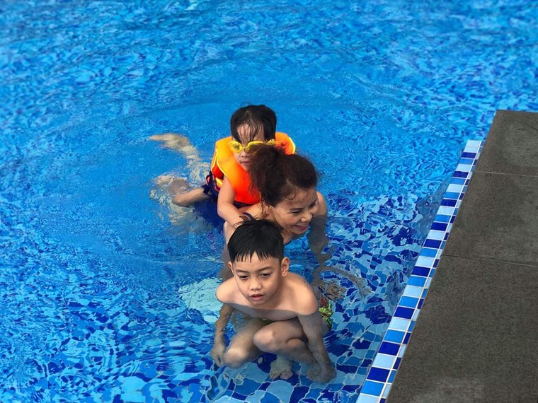 Mẹ Hồ Ngọc Hà tự tin thả dáng với bikini dù đã 61 tuổi ảnh 3