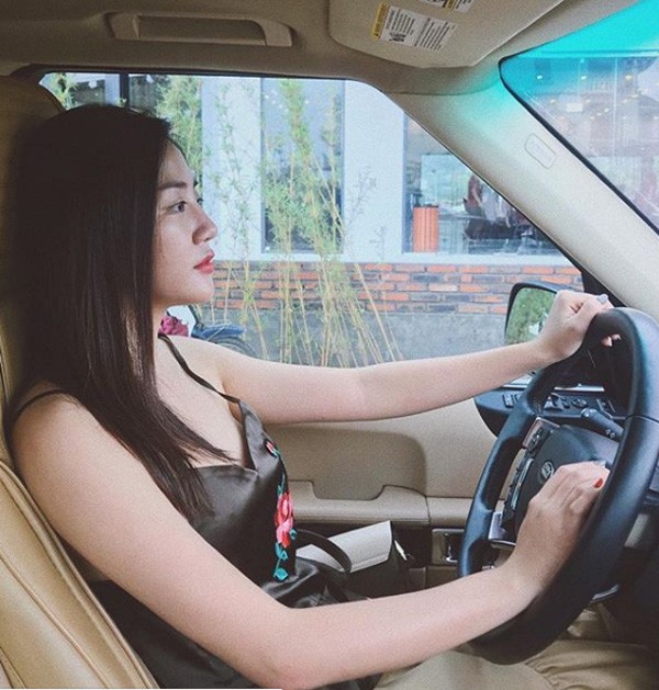 Diện váy khoét ngực sâu, Văn Mai Hương ngày càng quyến rũ hậu chia tay tình cũ ảnh 4