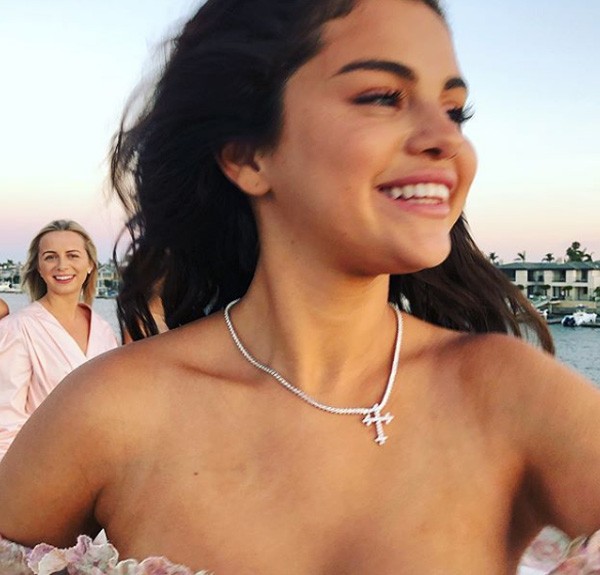 Selena Gomez 'chơi tới bến' trong ngày sinh nhật, đập tan tin đồn ủ rũ vì tình ảnh 5