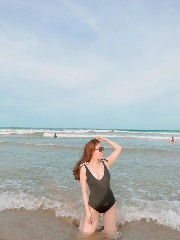 Vợ MC Thành Trung khoe dáng nuột nà, xinh không kém hotgirl ảnh 2