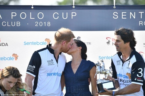 Bất chấp quy tắc Hoàng gia, công nương Meghan tình tứ 'khóa môi' chồng trước công chúng ảnh 7