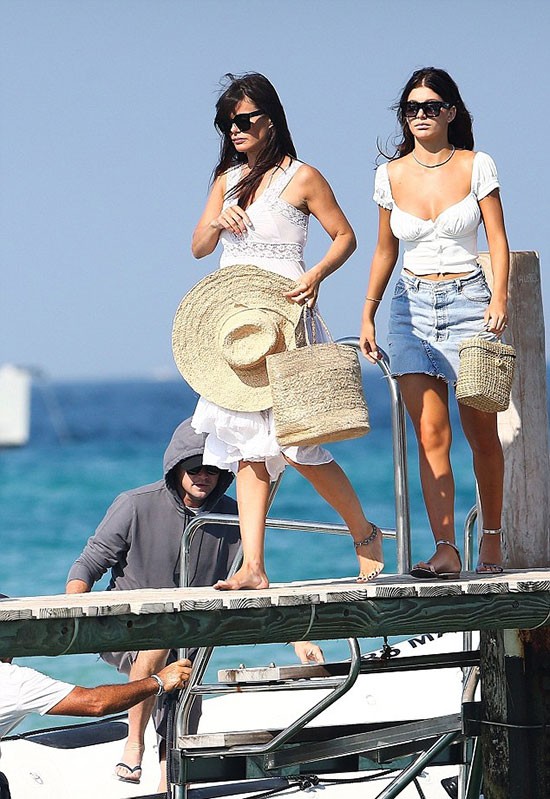 Tài tử Leonardo DiCaprio du lịch cùng mẹ vợ kém tuổi ảnh 5