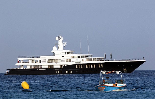 Tài tử Leonardo DiCaprio du lịch cùng mẹ vợ kém tuổi ảnh 3