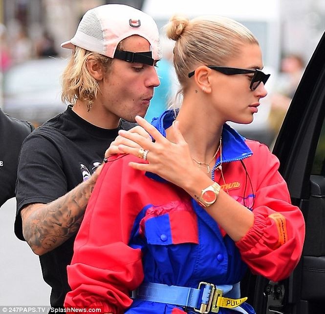 Justin Bieber tình tứ ôm hôn thê ở New York ảnh 4