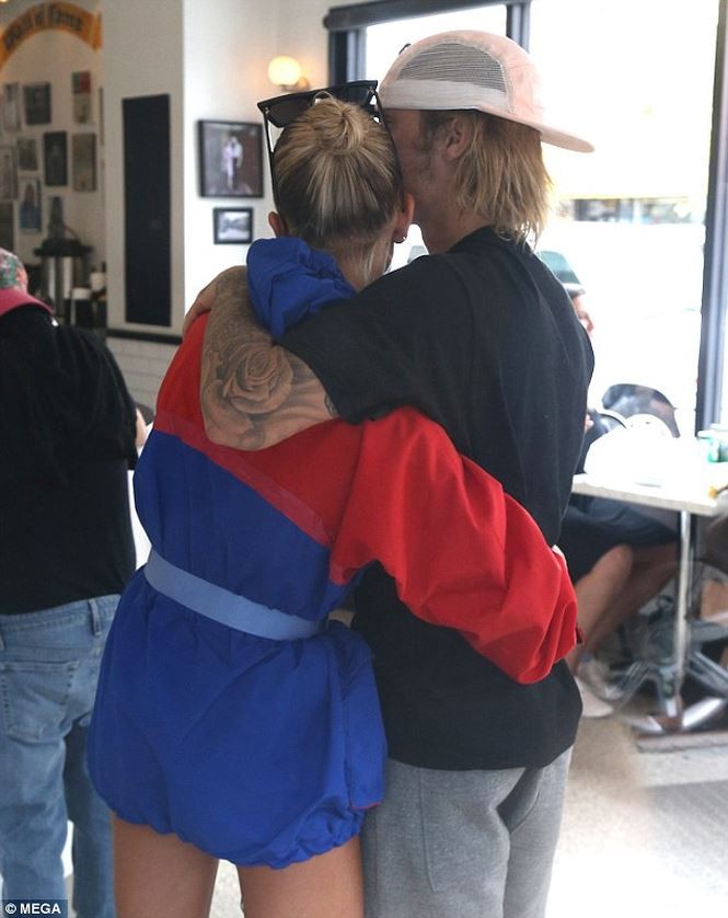 Justin Bieber tình tứ ôm hôn thê ở New York ảnh 7