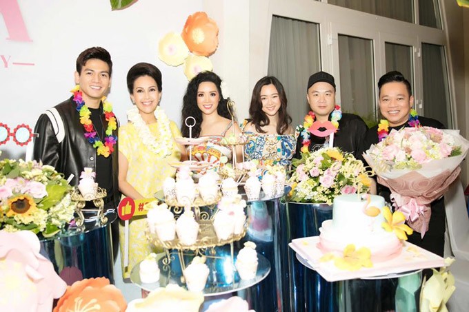 Hoa hậu đền Hùng Giáng My xinh đẹp, trẻ trung trong tiệc mừng con gái tuổi 24 ảnh 3