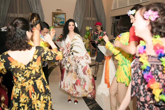 Hoa hậu đền Hùng Giáng My xinh đẹp, trẻ trung trong tiệc mừng con gái tuổi 24 ảnh 4