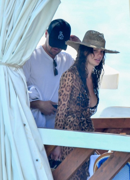 Bận rộng quay phim, Leonardo DiCaprio vẫn tranh thủ du lịch cùng tình trẻ ảnh 3