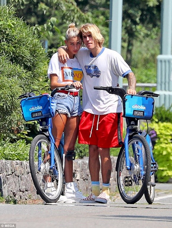 Không tình tứ, cặp đôi Justin - Hailey ôm nhau khóc nức nở nơi công cộng ảnh 3