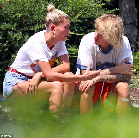 Không tình tứ, cặp đôi Justin - Hailey ôm nhau khóc nức nở nơi công cộng ảnh 2