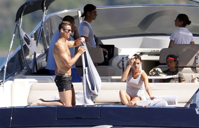 Ronaldo tình tứ vui đùa cùng bạn gái tại Tây Ban Nha ảnh 6