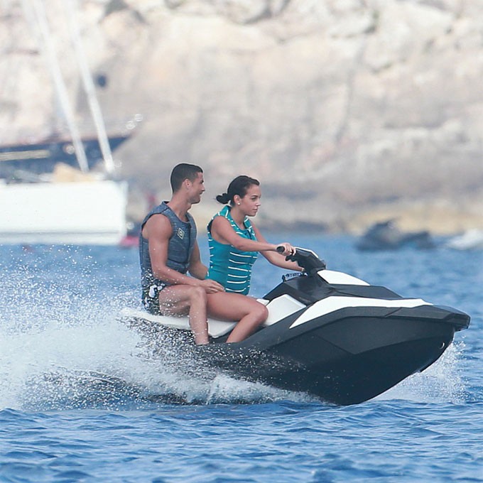 Ronaldo tình tứ vui đùa cùng bạn gái tại Tây Ban Nha ảnh 1