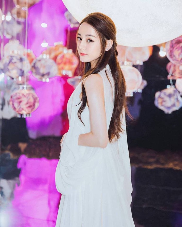 Địch Lệ Nhiệt Ba lại 'đốn tim' fan bằng vẻ đẹp tựa nữ thần ảnh 1