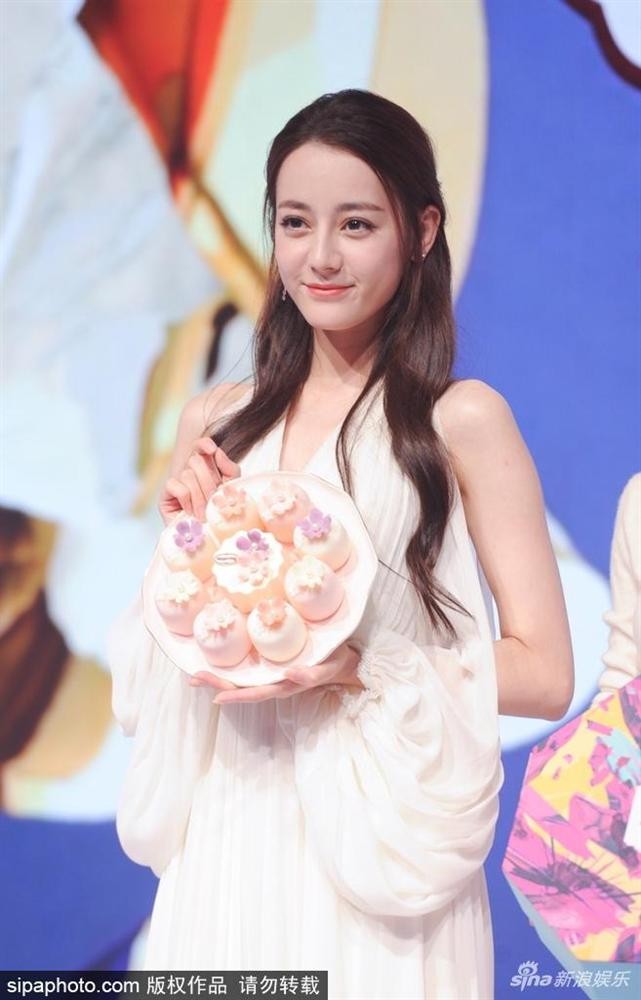 Địch Lệ Nhiệt Ba lại 'đốn tim' fan bằng vẻ đẹp tựa nữ thần ảnh 3