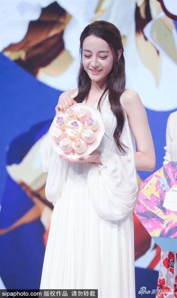 Địch Lệ Nhiệt Ba lại 'đốn tim' fan bằng vẻ đẹp tựa nữ thần ảnh 2