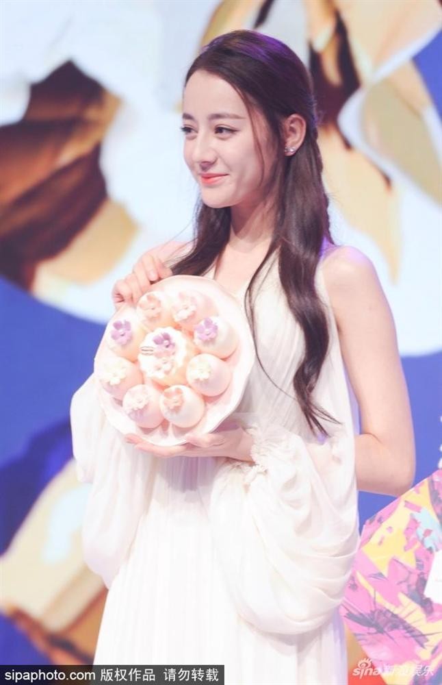 Địch Lệ Nhiệt Ba lại 'đốn tim' fan bằng vẻ đẹp tựa nữ thần ảnh 4