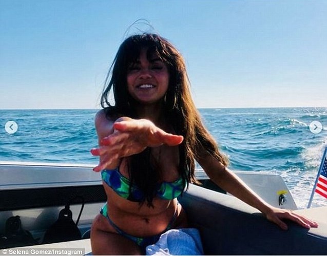 Selena Gomez diện bikini, khoe thân nóng bỏng trên du thuyền ảnh 3